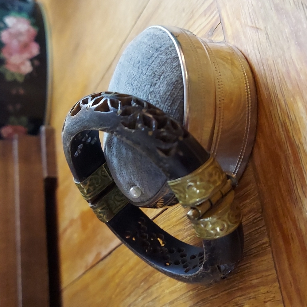 🤍 Vintage Carved Wood & Brass Bracelet